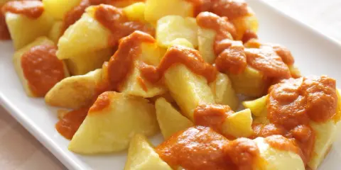Pommes de terre coupées en dés, dorées et nappées d'une sauce bravas onctueuse. Un délice espagnol.