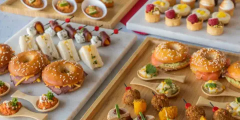 Plateau de finger food varié : mini-bagels, toasts, brochettes et verrines. Parfait pour un apéritif gourmand.