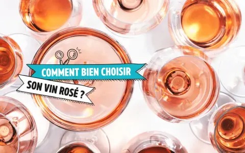 Vue aérienne de verres de vin rosé. Un bandeau indique "Comment bien choisir son vin rosé ?".