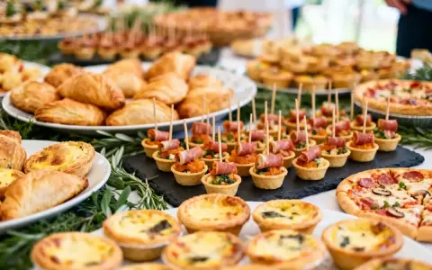 Buffet d'entrée pour un repas d'anniversaire adulte : mini-quiches, feuilletés, tartes salées, pizzas et amuse-bouches.