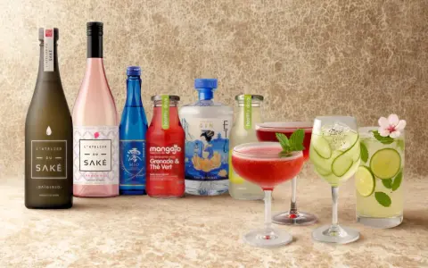Des bouteilles de saké et de gin côtoient des cocktails rafraîchissants, évoquant un moment de détente autour d'un cocktail asiatique.