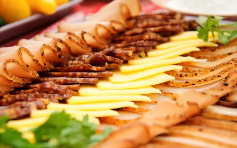 Plateau d'apéro dinatoire avec assortiment de viandes fines tranchées et fromage. Parfait pour un moment convivial.