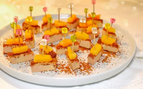 Des bouchées de foie gras surmontées de fruits et décorées de broyés, une façon originale de servir ce délice.
