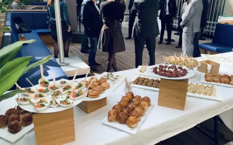 Un buffet froid prêt à être dégusté : mini-burgers, brochettes, verrines et sandwichs variés.