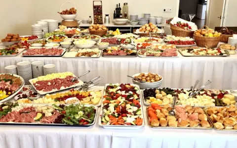 Buffet froid impressionnant, idéal pour un prix buffet froid 60 personnes. Charcuteries, fromages, fruits et légumes frais.