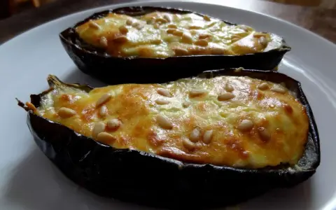 Aubergines farcies au fromage feta et pignons de pin, une délicieuse recette grecque.