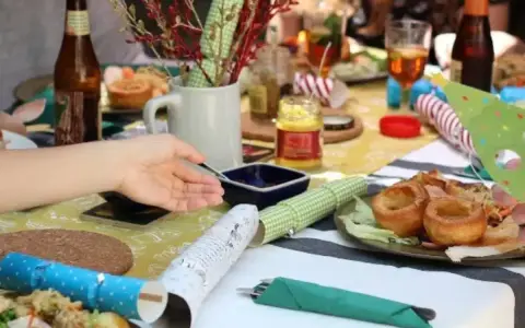 Table dressée pour un repas convivial, parfait pour une idée repas kermesse école. Yorkshire puddings, salade et bouteilles de bière.