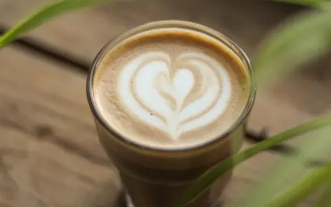 Un latte parfait avec un cœur dessiné dans la mousse. Une invitation à découvrir une recette latte simple et délicieuse.