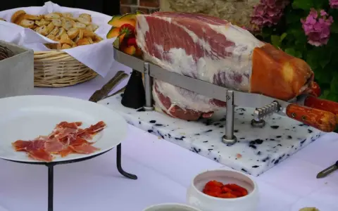 Jambon cru tranché, pain grillé et fruits pour un vin d'honneur mariage pas cher.