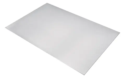 Feuille d'alu brossé, prête pour le nettoyage et la rénovation. Sa surface texturée attend d'être ravivée.