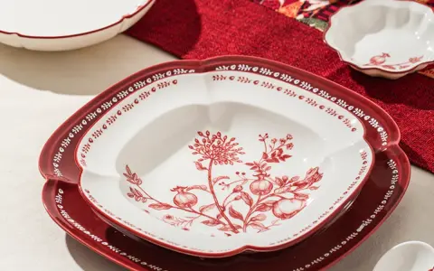 Assiette décorative rouge et blanche avec motif floral, parfaite pour servir, mais attention, cette assiette qui ne chauffe pas au micro onde est fragile.