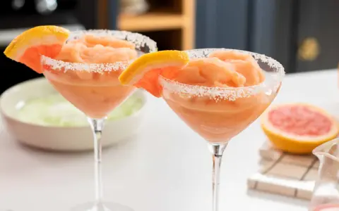 Deux cocktails givrés au pamplemousse, bordés de sucre, parfaits pour un cocktail pour 20 personnes original.