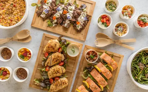 Un buffet déjeuner généreux avec viandes, poissons, salades et accompagnements variés.