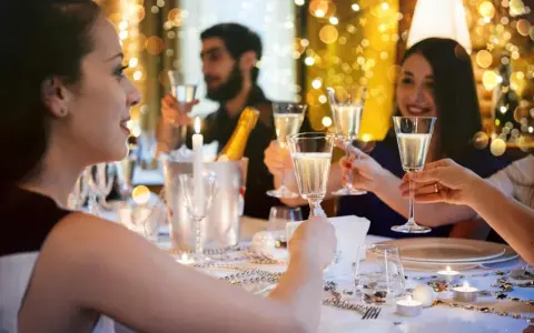 Des amis trinquant avec du champagne lors d'une fête. Une belle idée jeu du goût adulte pour animer la soirée.