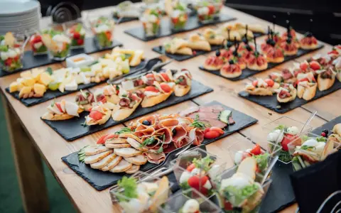 Un buffet campagnard pour 20 personnes : charcuteries, fromages, bruschettas, salades en verrines. Un délice pour les papilles !