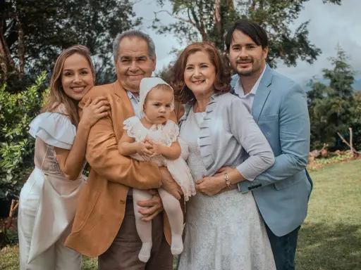 Famille réunie pour un baptême, un moment précieux qui influence le budget baptême 20 personnes.