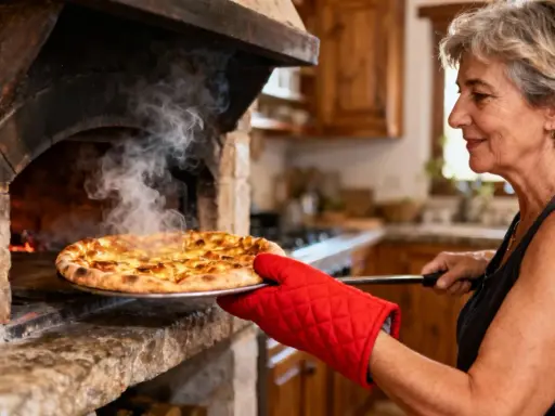 Une femme sort une pizza dorée d'un four à bois. La vapeur s'échappe, promettant un délice à cuire.