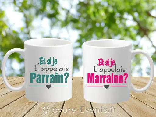 Deux tasses blanches avec l'inscription "Et si je t'appelais Parrain?" et "Et si je t'appelais Marraine?", parfaites pour une animation baptême parrain marraine.