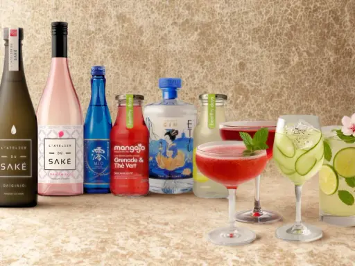 Des bouteilles de saké et de gin côtoient des cocktails rafraîchissants, évoquant un moment de détente autour d'un cocktail asiatique.