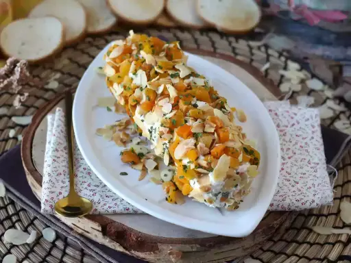 Roulé de fromage frais aux fruits secs et amandes effilées, une idée gourmande pour vos entrées de Noël.