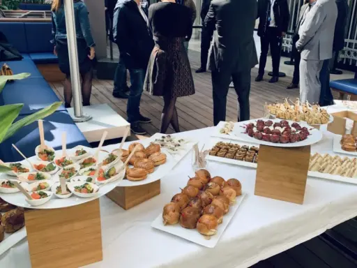 Un buffet froid prêt à être dégusté : mini-burgers, brochettes, verrines et sandwichs variés.