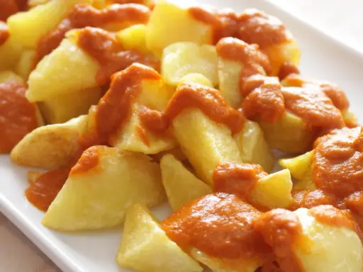 Pommes de terre coupées en dés, dorées et nappées d'une sauce bravas onctueuse. Un délice espagnol.
