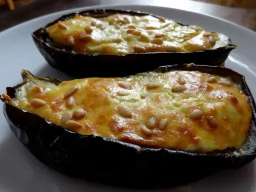 Aubergines farcies au fromage feta et pignons de pin, une délicieuse recette grecque.