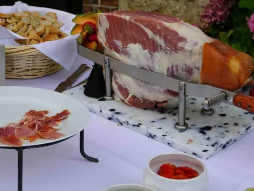 Jambon cru tranché, pain grillé et fruits pour un vin d'honneur mariage pas cher.