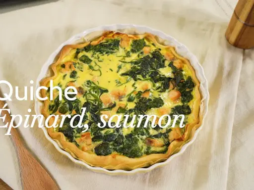 Quiche saumon épinard frais, un délice doré et vert, prêt à être dégusté.