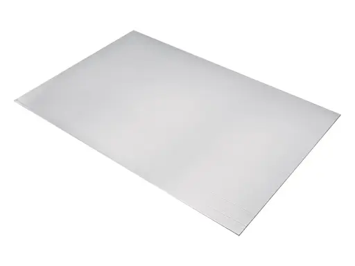 Feuille d'alu brossé, prête pour le nettoyage et la rénovation. Sa surface texturée attend d'être ravivée.