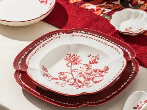 Assiette décorative rouge et blanche avec motif floral, parfaite pour servir, mais attention, cette assiette qui ne chauffe pas au micro onde est fragile.