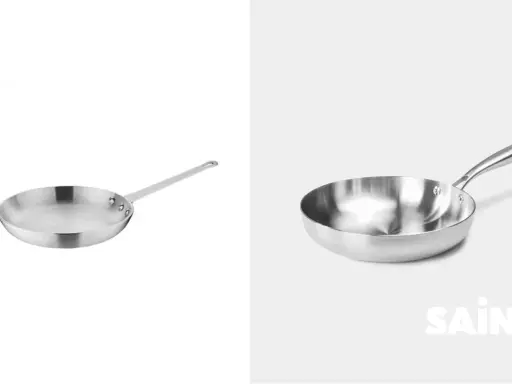 Deux poêles en inox ou aluminium, l'une à gauche, l'autre à droite avec le logo SAINE.