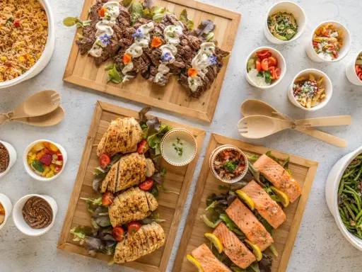 Un buffet déjeuner généreux avec viandes, poissons, salades et accompagnements variés.