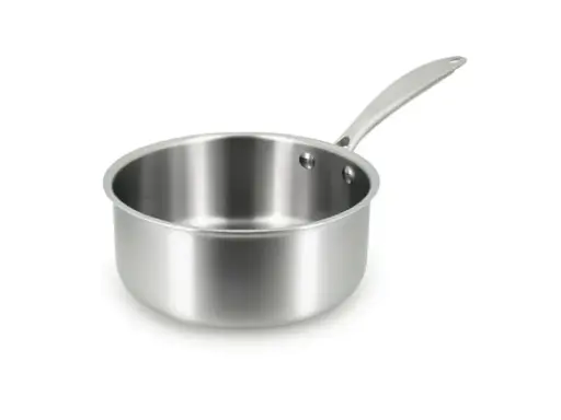 Casserole inox avec une poignée, idéale pour le lave-vaisselle. Elle est prête à préparer de bons petits plats.