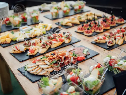 Un buffet campagnard pour 20 personnes : charcuteries, fromages, bruschettas, salades en verrines. Un délice pour les papilles !