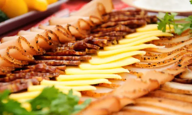 Plateau d'apéro dinatoire avec assortiment de viandes fines tranchées et fromage. Parfait pour un moment convivial.