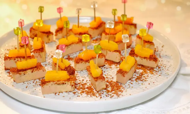 Des bouchées de foie gras surmontées de fruits et décorées de broyés, une façon originale de servir ce délice.