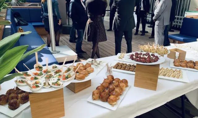 Un buffet froid prêt à être dégusté : mini-burgers, brochettes, verrines et sandwichs variés.