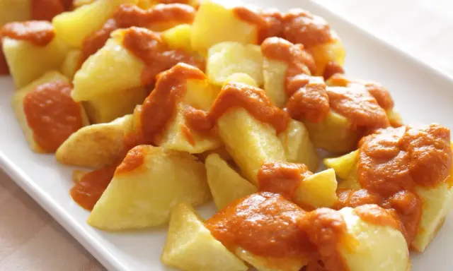 Pommes de terre coupées en dés, dorées et nappées d'une sauce bravas onctueuse. Un délice espagnol.