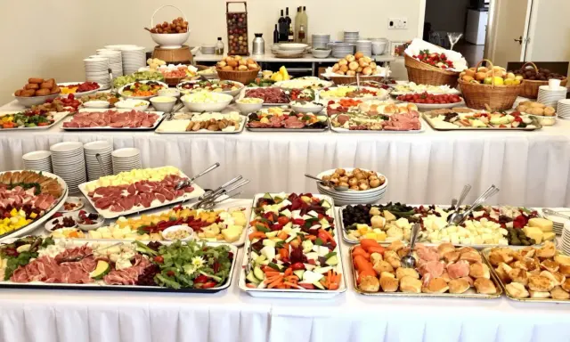 Buffet froid impressionnant, idéal pour un prix buffet froid 60 personnes. Charcuteries, fromages, fruits et légumes frais.