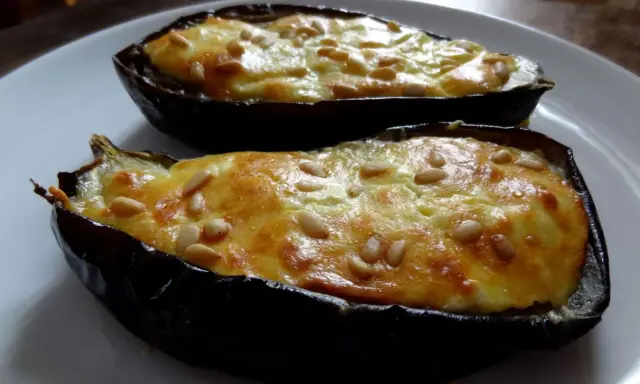 Aubergines farcies au fromage feta et pignons de pin, une délicieuse recette grecque.