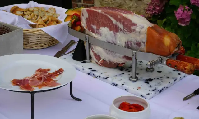 Jambon cru tranché, pain grillé et fruits pour un vin d'honneur mariage pas cher.