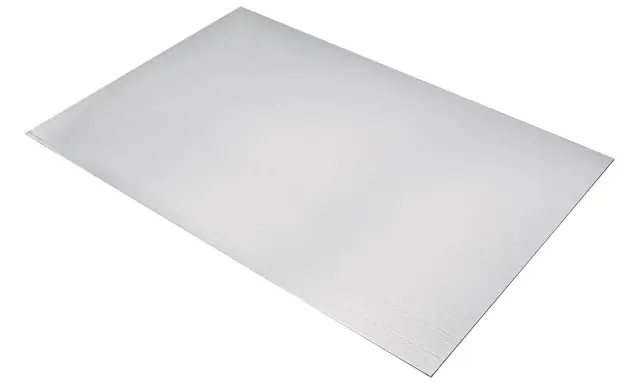 Feuille d'alu brossé, prête pour le nettoyage et la rénovation. Sa surface texturée attend d'être ravivée.
