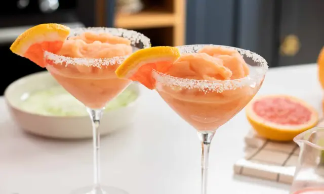 Deux cocktails givrés au pamplemousse, bordés de sucre, parfaits pour un cocktail pour 20 personnes original.