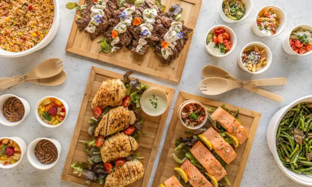 Un buffet déjeuner généreux avec viandes, poissons, salades et accompagnements variés.