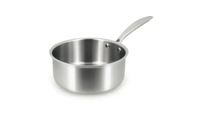 Casserole inox avec une poignée, idéale pour le lave-vaisselle. Elle est prête à préparer de bons petits plats.