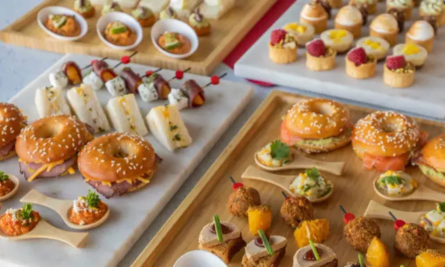 Plateau de finger food varié : mini-bagels, toasts, brochettes et verrines. Parfait pour un apéritif gourmand.