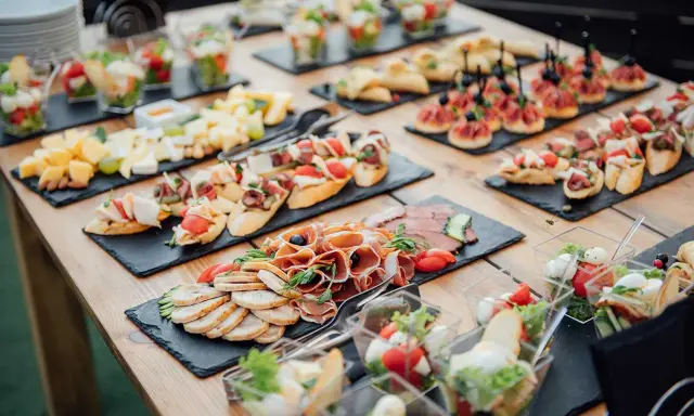 Un buffet campagnard pour 20 personnes : charcuteries, fromages, bruschettas, salades en verrines. Un délice pour les papilles !