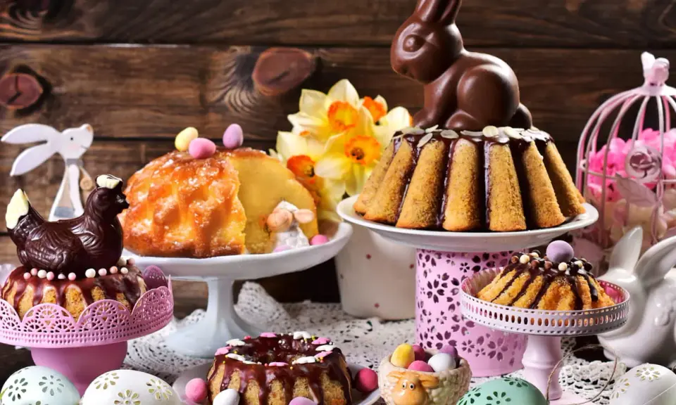 Un festin de Pâques : gâteaux, poule et lapin en chocolat, œufs décorés. Un vrai dessert de Pâques traditionnel pour célébrer.