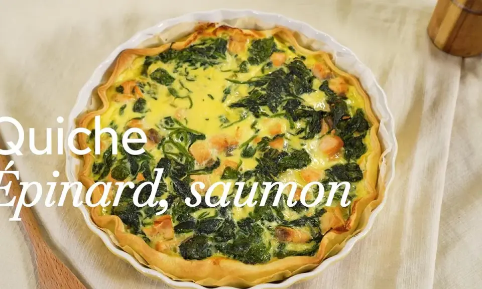 Quiche saumon épinard frais, un délice doré et vert, prêt à être dégusté.